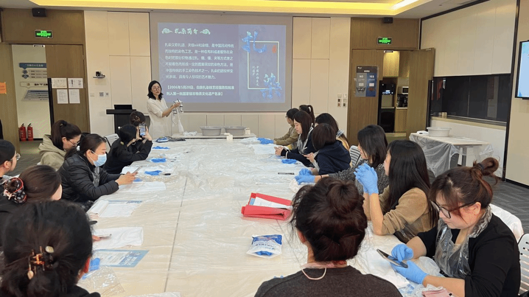 吉祥丝巾系情谊，非遗扎染连中外——染织服装艺术设计学院（大连）直属党支部成功举办党建主题文化实践活动